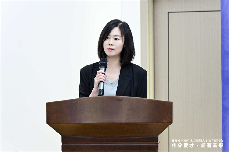 什邡市委常委、市委組織部部長唐艷講話。