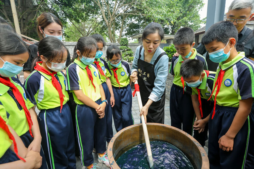 孩子們體驗本土絲綢非遺蠟染技藝。高坪區融媒體中心供圖