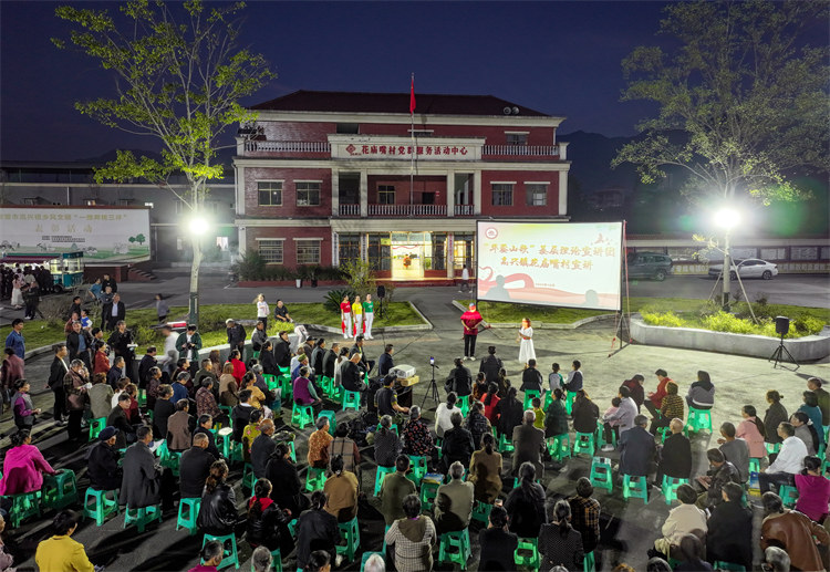 志愿者在高興鎮(zhèn)花廟嘴村文體廣場，用文藝節(jié)目的形式為村民宣講黨的富民政策。邱海鷹、劉南賢供圖