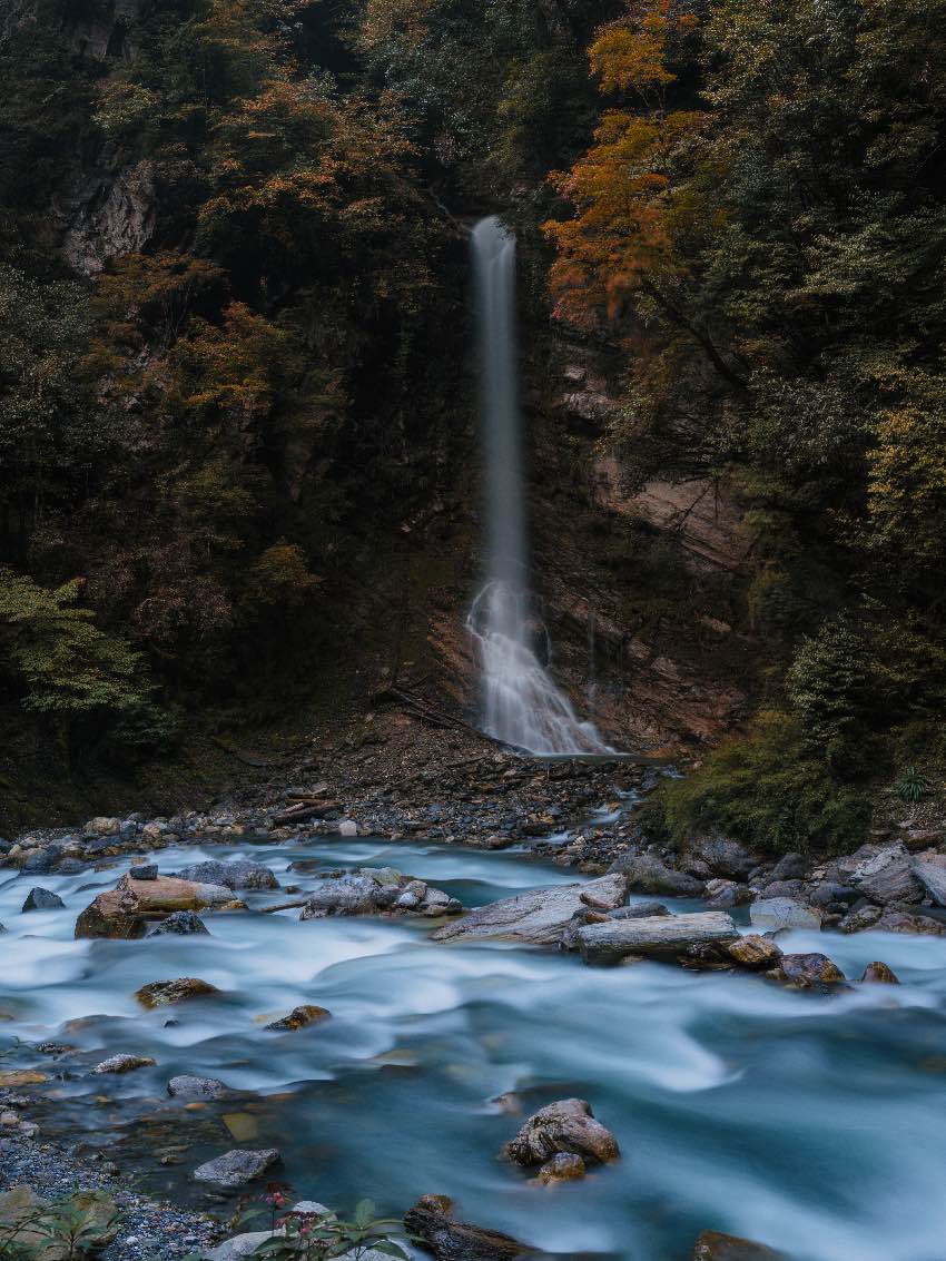 開(kāi)門石瀑布。二郎山喇叭河景區(qū)供圖