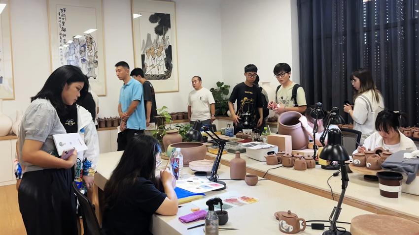 清華大學(xué)鄉(xiāng)村振興實(shí)踐支隊(duì)在榮縣土陶創(chuàng)意園參觀。受訪者供圖