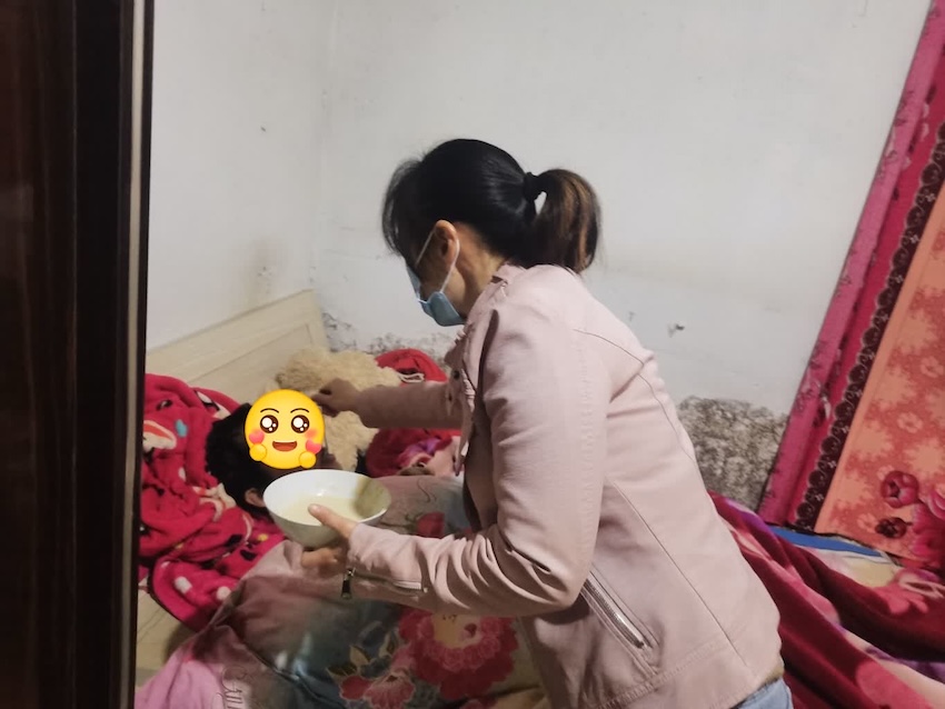 賈小燕為社區(qū)患有重癥肌無(wú)力的居民送飯。受訪者本人供圖