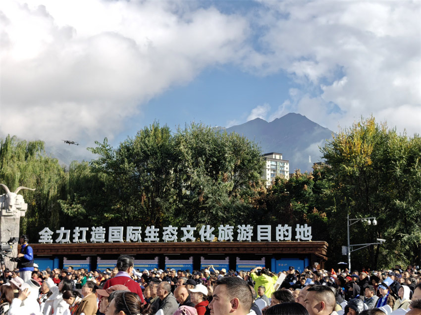 藍(lán)天白云，凈土阿壩，打造國際生態(tài)文旅目的地。人民網(wǎng)記者 劉海天攝