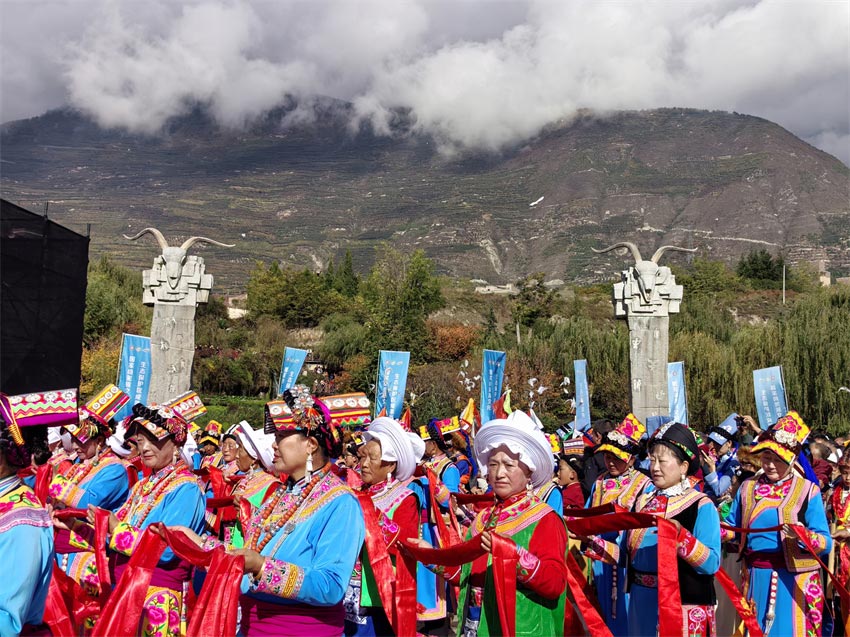 手捧羌紅，祝福新年。人民網(wǎng)記者 劉海天攝