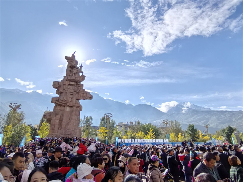 天氣晴朗，新年氣氛更濃厚。人民網(wǎng)記者 劉海天攝