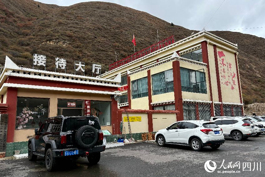 位于道孚縣鮮水鎮(zhèn)新江溝村的“興疆溝溫泉”酒店。人民網(wǎng)記者 朱虹攝