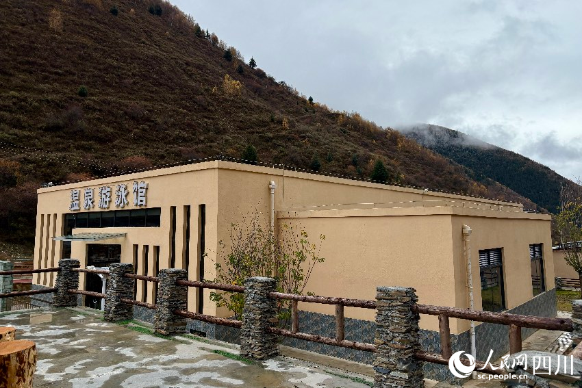 位于道孚縣鮮水鎮(zhèn)新江溝村的“興疆溝溫泉”酒店。人民網(wǎng)記者 朱虹攝
