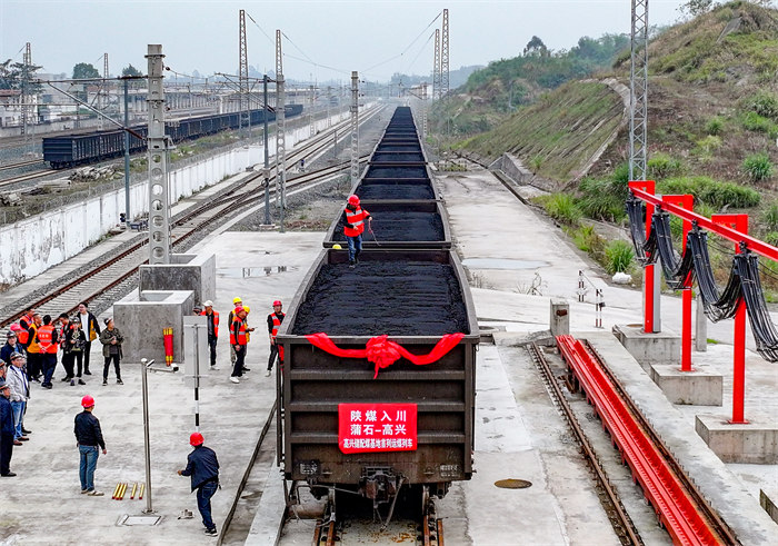 2024年11月11日,從陜西蒲石入川的首列運煤專列,停靠在四川省首個國家級儲配煤基地廣安華鎣市高興儲配煤基地翻車機房前等待卸載。邱海鷹、劉南賢攝