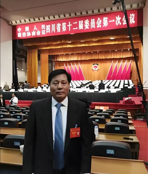 作為四川省第十二屆政協委員，唐德厚多次撰寫建議，為中醫藥文化、事業、產業發展鼓與呼。受訪者供圖