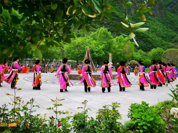 當地居民跳鍋莊。
