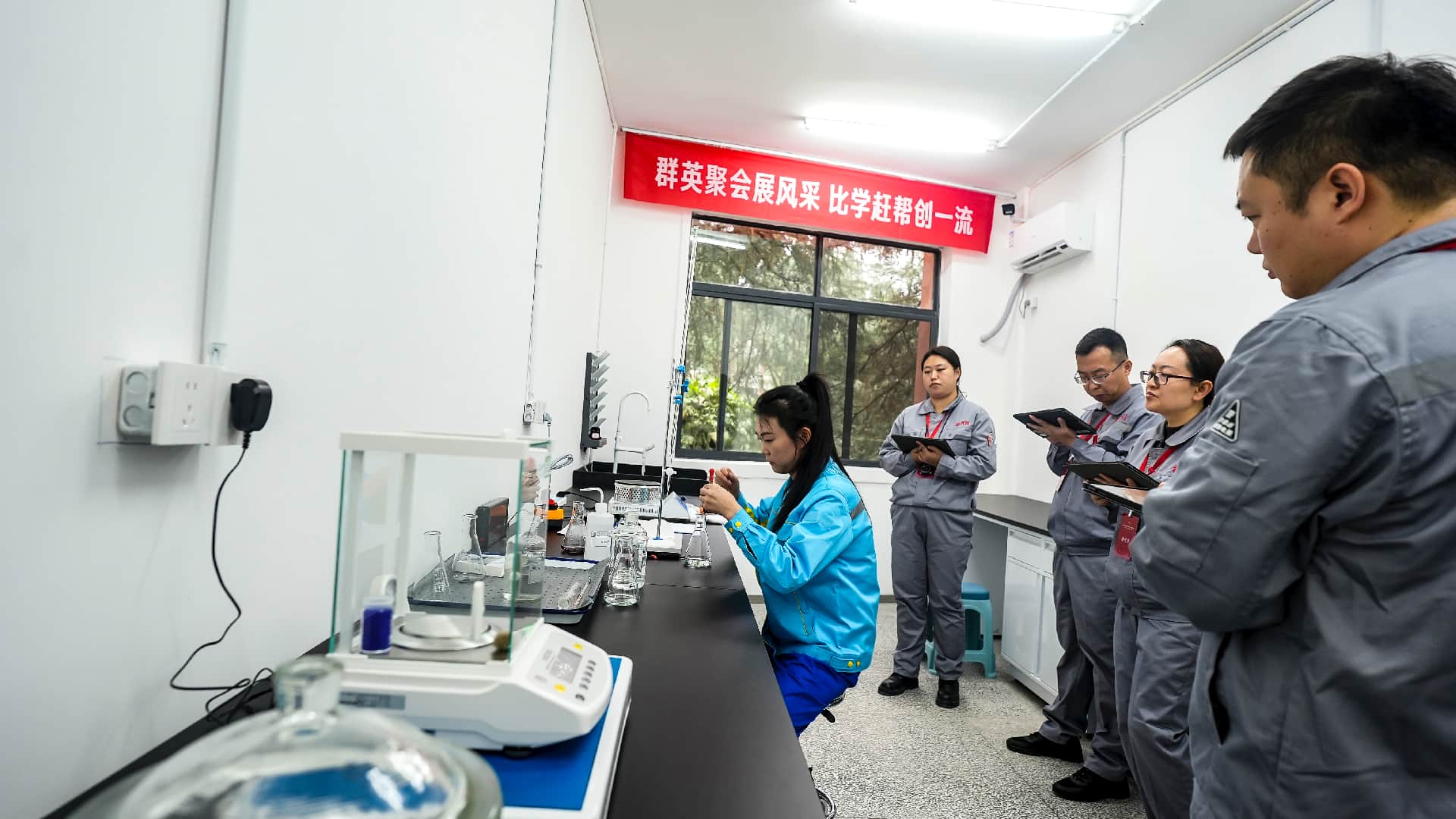 競賽現(xiàn)場，選手正在進行實操項目比賽。曾宇攝