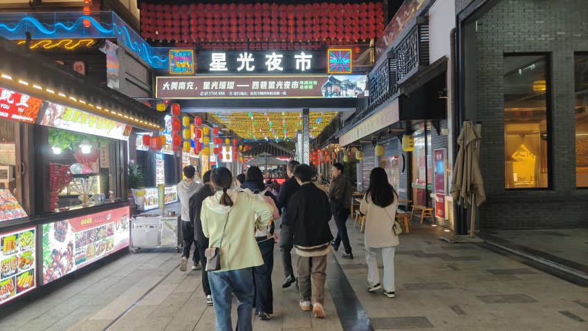 西巷的星光夜市。陳萱攝