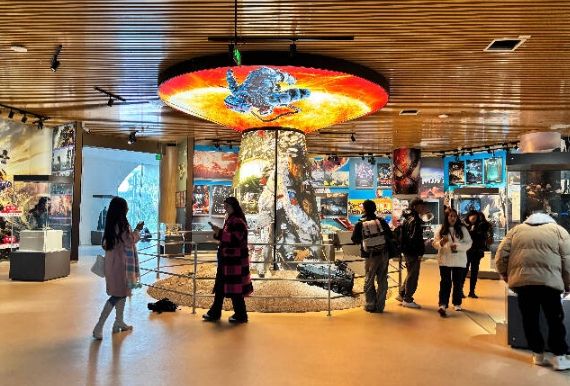 與光影相約 回望電影百年歷史立冬時節，2024涼山州文化和旅游發展大會推出“冬季暖陽”系列活動及精品旅游線路，其中有一個主題是“跟著電影去旅行”。