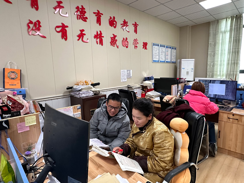 王曉榮老師和龍珍老師磨課。雅江縣中學(xué)供圖