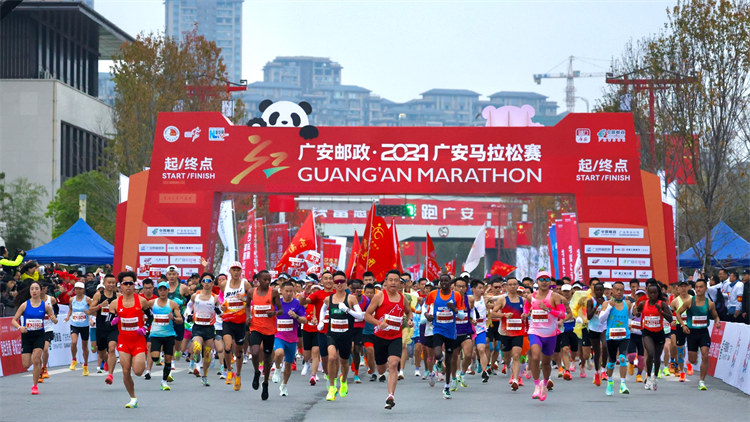 參賽選手從起跑點出發。賽事組委會供圖