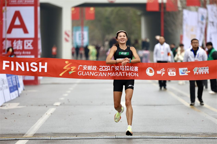 女子選手沖線瞬間。賽事組委會供圖