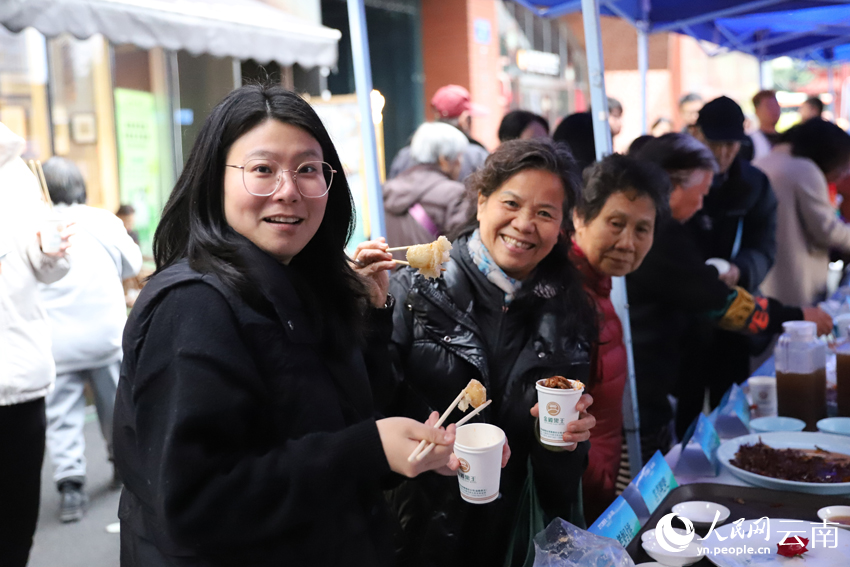 3成都市民和游客在推薦會現場品嘗元謀美食。人民網記者-李發興攝.jpg