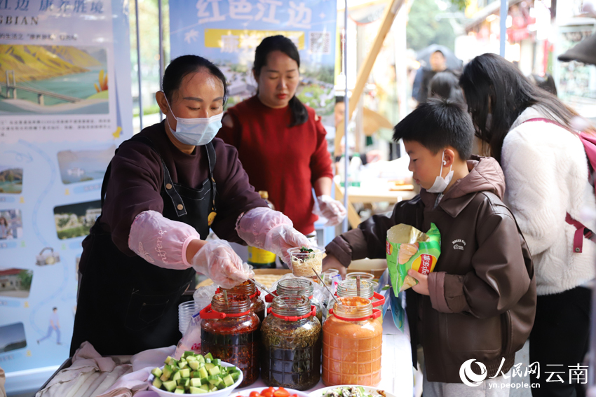 5一名小朋友在品嘗元謀美食。人民網記者-李發興攝.jpg