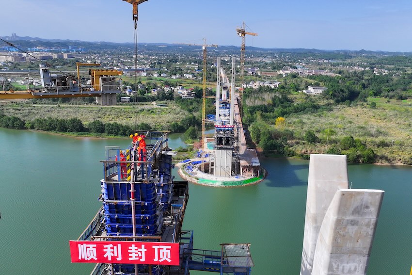 在時速350公里雙線高速鐵路矮塔混合梁斜拉橋中，南充嘉陵江特大橋的跨度居世界第一。成達萬高鐵公司供圖