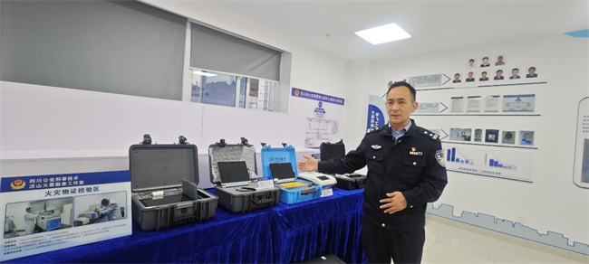 涼山刑偵技術大隊副大隊長盧銀兵“如數家珍”，向記者介紹工作室里的“黑科技”。人民網記者 李平攝