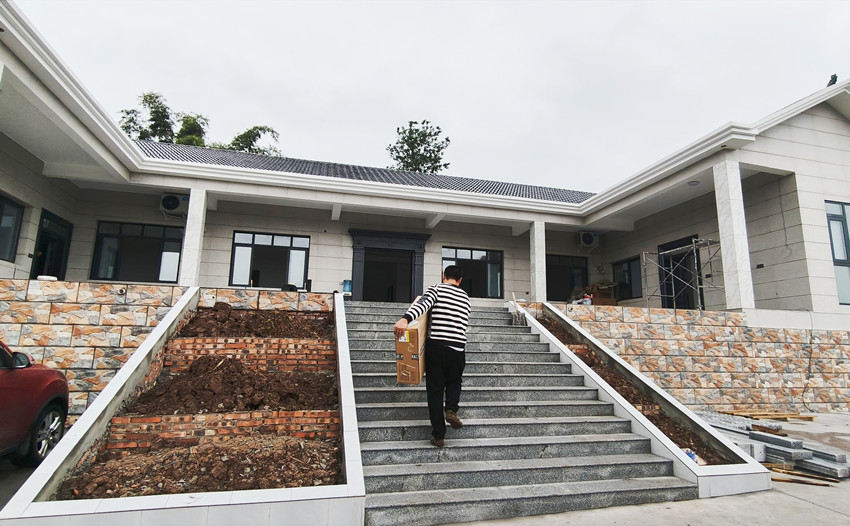 溫俊偉在搬運(yùn)新房用的家電。陳萱攝