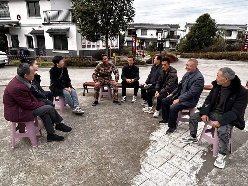 劉念和合作社成員進(jìn)行交流。人民網(wǎng) 彭茜攝