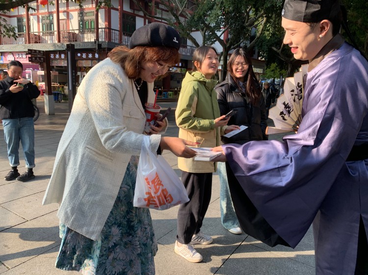 為游客送上小禮品。崇州市委宣傳部供圖