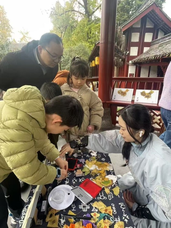 小朋友參與銀杏樹葉文創制作。崇州市委宣傳部供圖