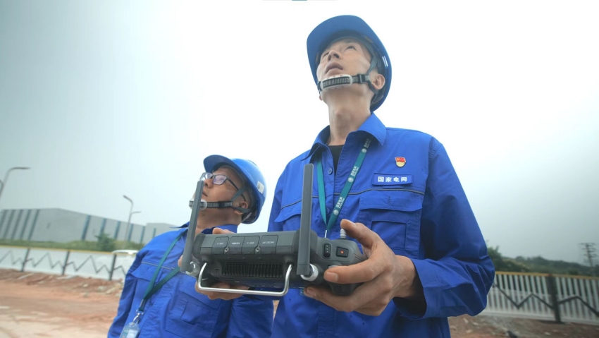 東部新區(qū)供電公司電力工人正在調(diào)試無(wú)人機(jī)。東部新區(qū)供圖
