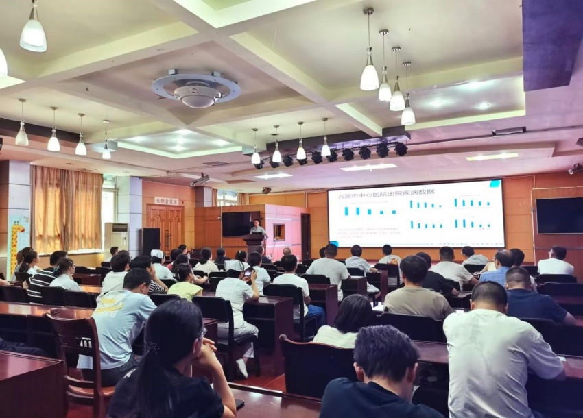 幫扶專家在院內(nèi)開展講座。張從兵、楊嘯云供圖
