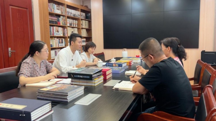 政府工作人員到企業(yè)了解發(fā)展中的需求。
