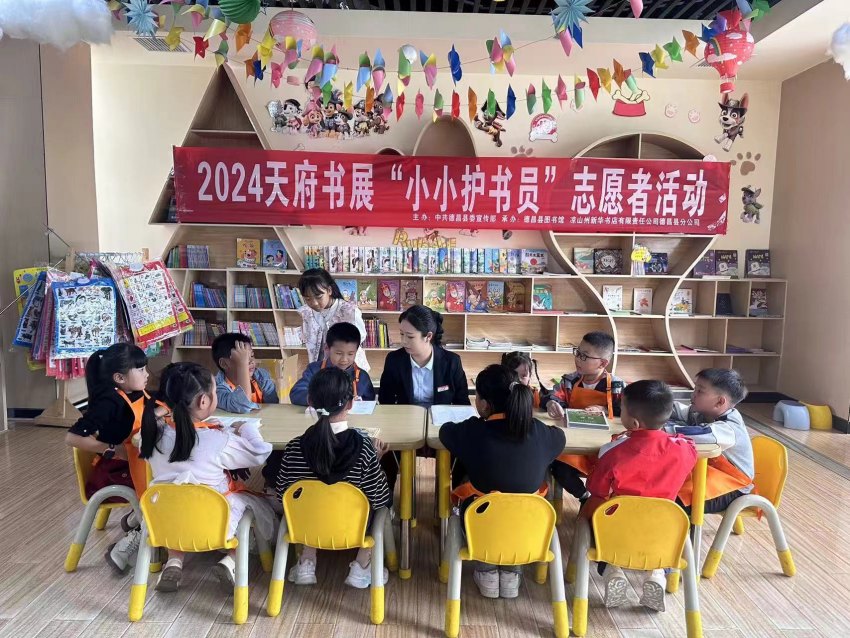 志愿者服務隊正在幼兒園開展活動。余心蕊攝