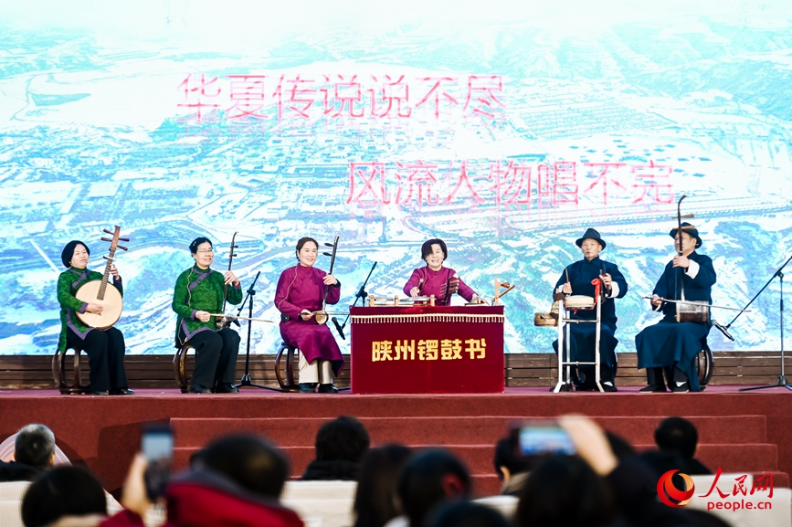 陜州鑼鼓書(shū)演出現(xiàn)場(chǎng)。人民網(wǎng)記者 慎志遠(yuǎn)攝