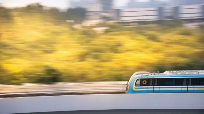 疾馳而過的27號線列車。成都軌道集團供圖