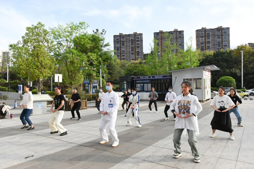 資陽(yáng)群眾愛(ài)練八段錦。資陽(yáng)市中醫(yī)醫(yī)院供圖