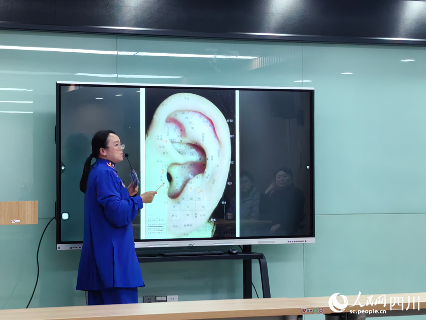 耳穴診治療法現(xiàn)場(chǎng)教學(xué)。人民網(wǎng)記者 劉海天攝