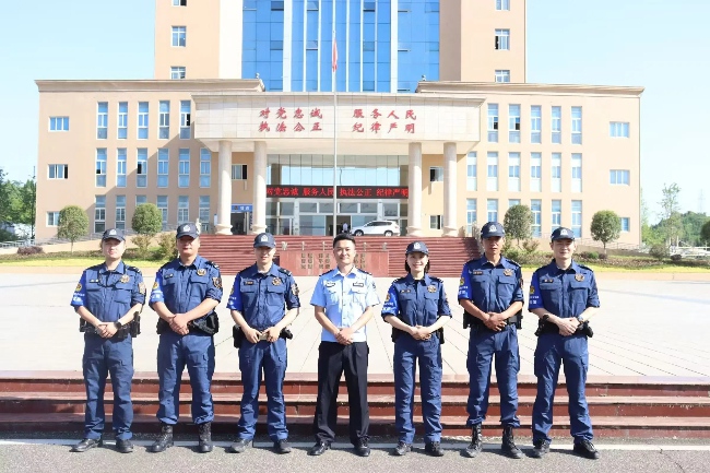 張天驥及其隊員合影。受訪者供圖