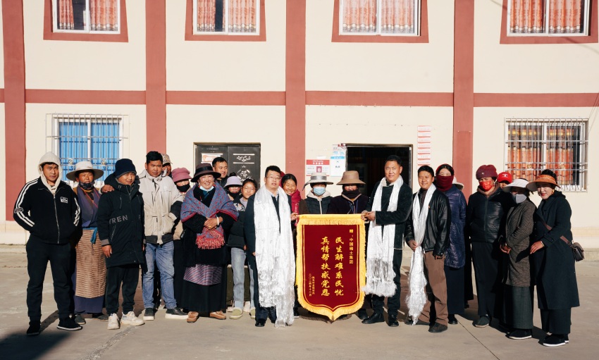 熱瓦村村民向中國稀土集團獻上錦旗。道孚縣委宣傳部供圖
