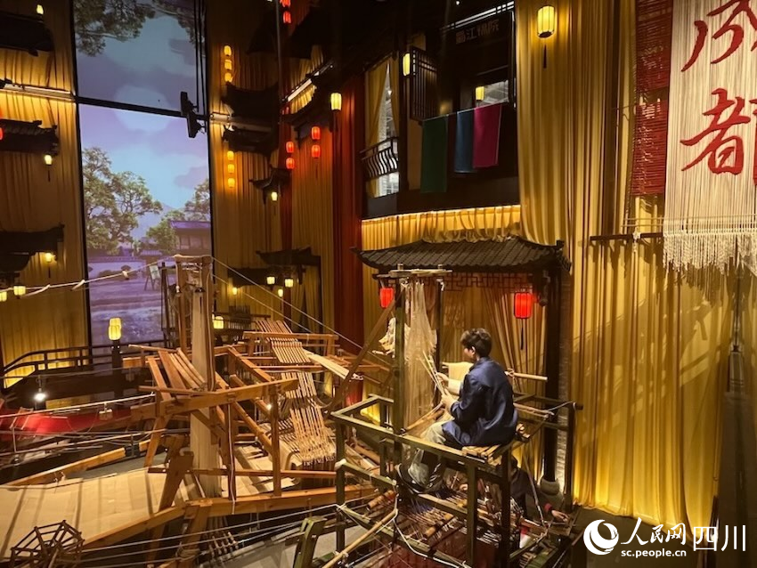 蜀錦織造技藝展示。人民網(wǎng)記者 郭瑩攝