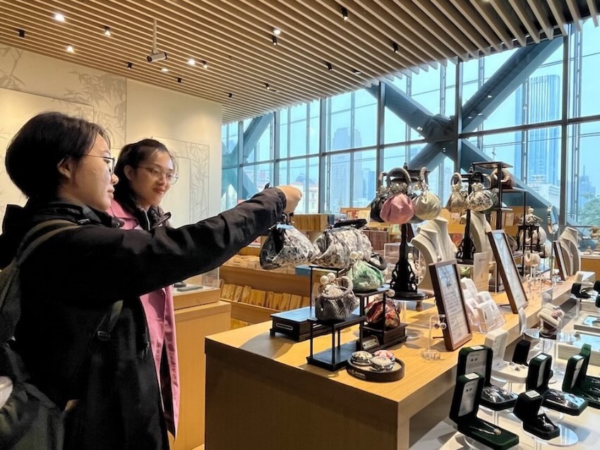成都博物館，觀眾在蜀錦文創(chuàng)展臺挑選心儀的產(chǎn)品。人民網(wǎng)記者 郭瑩攝