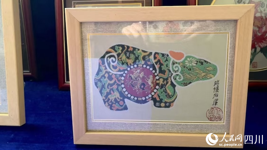 蜀錦石犀工藝品。人民網(wǎng)記者 郭瑩攝