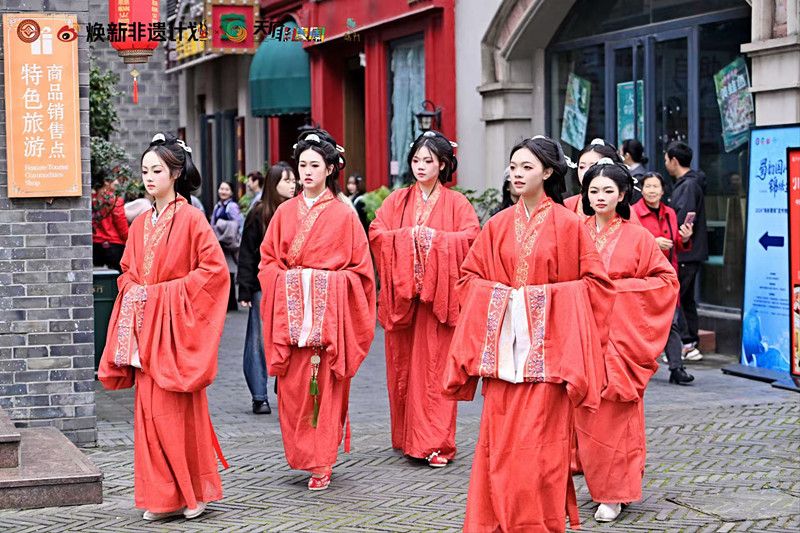 學(xué)子們身著蜀錦服飾進(jìn)行表演展示。四川省文化和旅游廳供圖