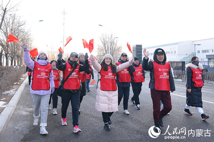 市民徒步迎接新年。人民網記者 劉藝琳攝