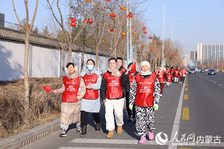 市民徒步迎接新年。人民網記者 寇雅楠攝