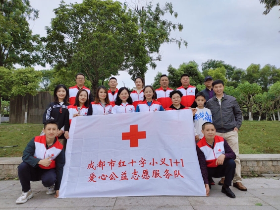 喻學建與志愿者們活動現(xiàn)場合照。成都小義愛心公益服務(wù)中心供圖