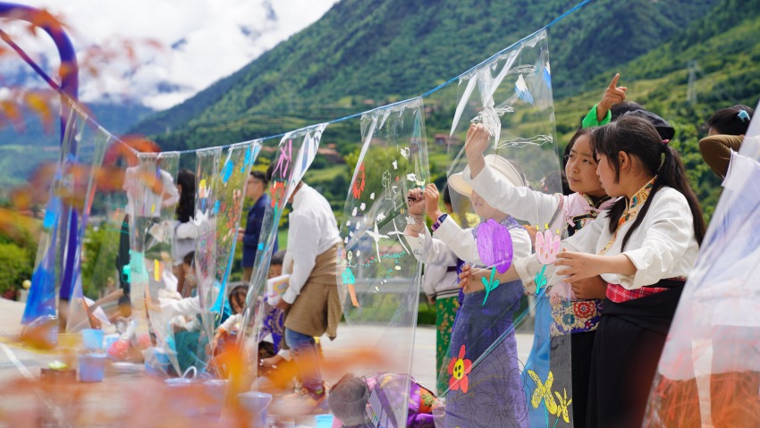 華電四川公司邀請金川縣二噶里村小學同學到公司營地參加繪畫活動。四川省國資委供圖