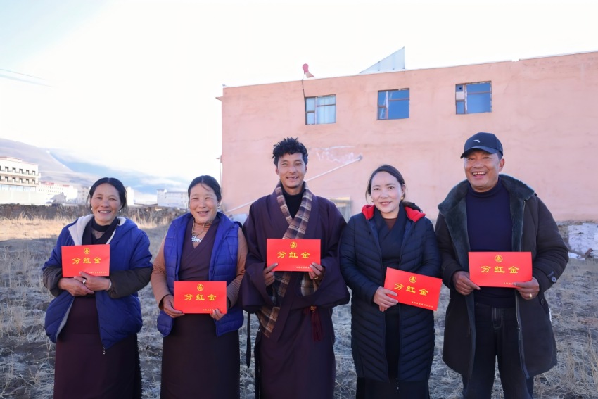 五糧液集團在理塘縣建設極地果蔬（香菇）基地，實現年產值超1000萬元，帶動群眾實現分紅270余萬元，提供就業崗位90余個。四川省國資委供圖