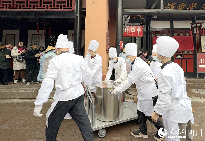 工作人員將臘八粥送至發(fā)放點(diǎn)。人民網(wǎng)記者 王波攝