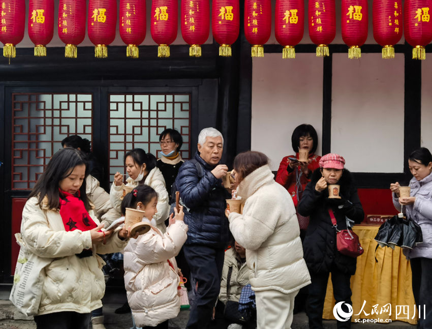 廟會現場，市民品嘗免費臘八粥。人民網記者 王波攝