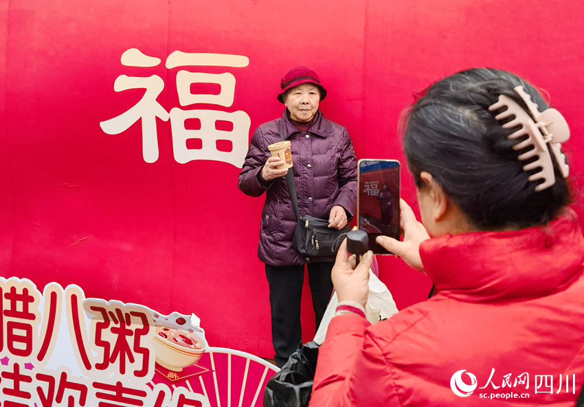 市民在“福”字前留影。人民網記者 王波攝